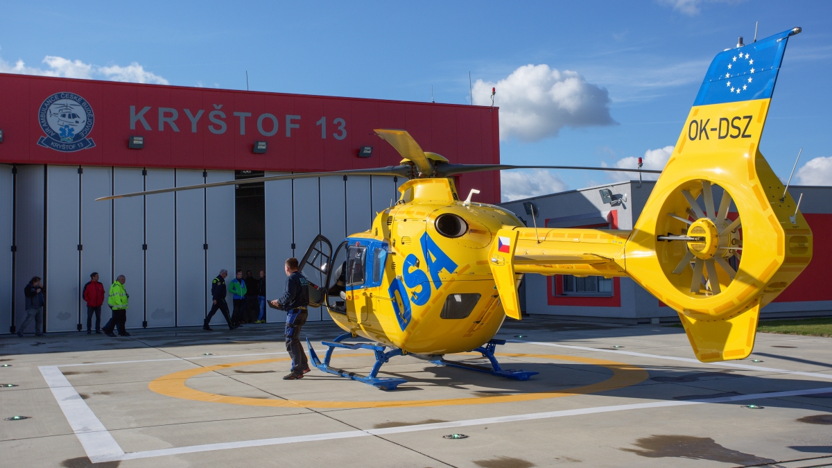 EC 135 na heliportu v Plané