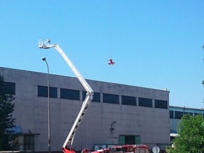 ČB, záchranáři zraněného muže ze střechy dostávali pomocí vrtulníku, 7.7.2014 6