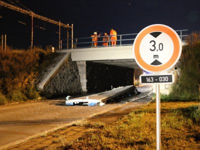 Dopravní značení upozorňující na nízkou výšku viaduktu