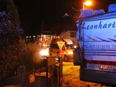 Pohled na rakouskou sanitku a přistavený autobus pro lehce a nezraněné osoby